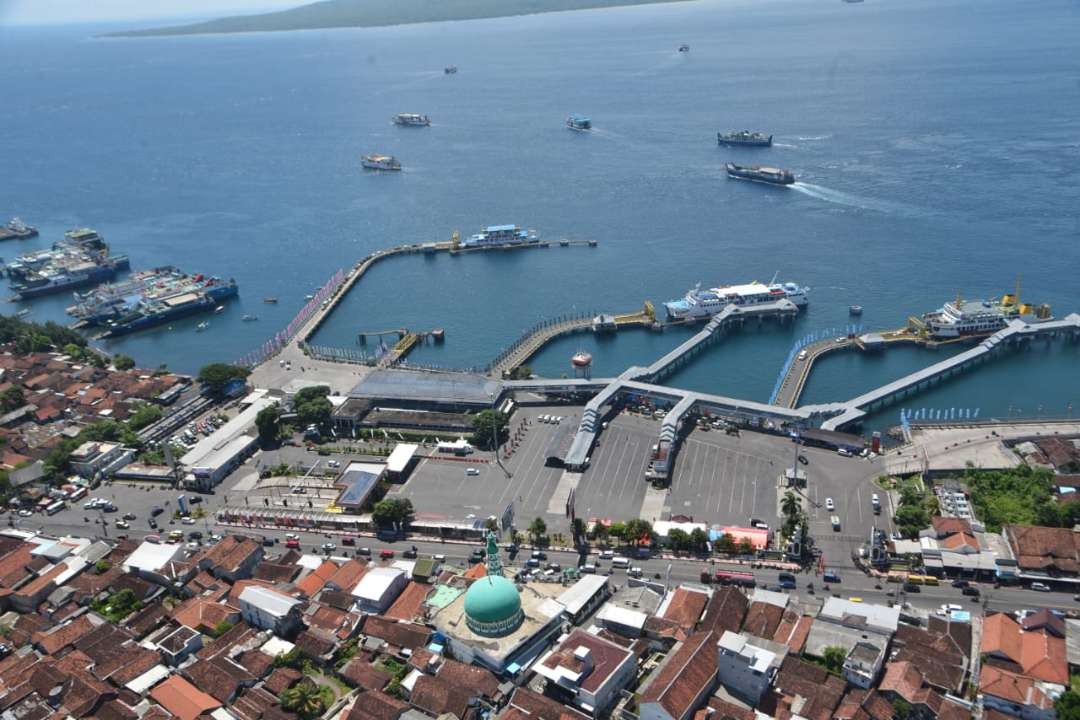 Situasi Pelabuhan Ketapang dipantau dari udara (foto : istimewa)