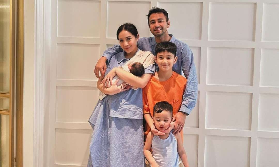 Keluarga Raffi Ahmad dan Nagita Slavina memperkenalkan bayi Lily. (Foto: Instagram @raffinagita1717)