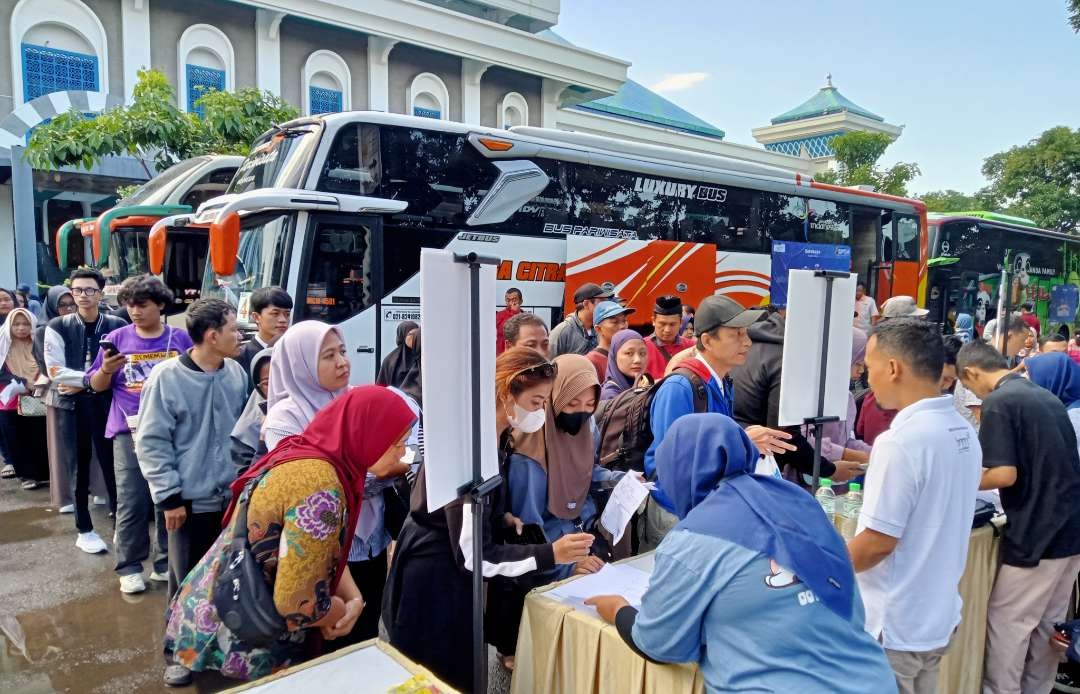 Peserta program balik kerja di Jakarta bareng BPKH dan BMM sedang melakukan registrasi di halaman samping Masjid Al Akbar Surabaya. (Foto: Asmanu Sudarso/Ngopibareng.id)