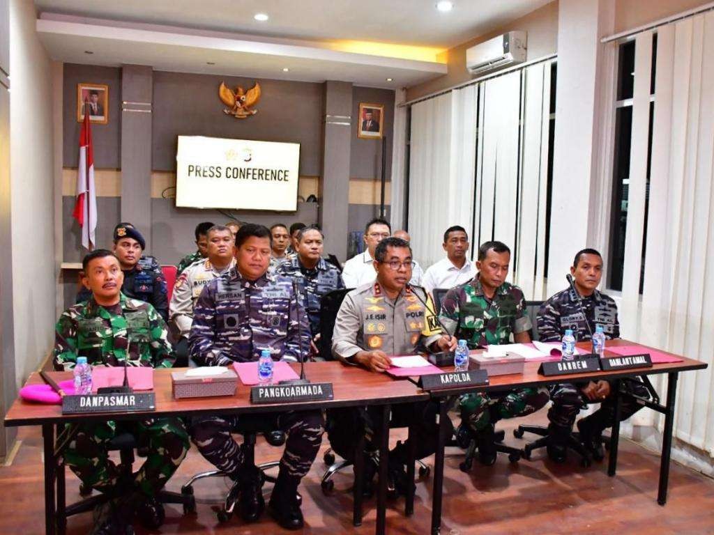 Penyelesaian antar-pimpinan kasus bentrok yang melibatkan anggota Brimob dengan anggota TNI AL di ruang tunggu Pelabuhan Sorong, Provinsi Papua Barat, pada Minggu 14 April 2024. (Foto: dok. tnial)