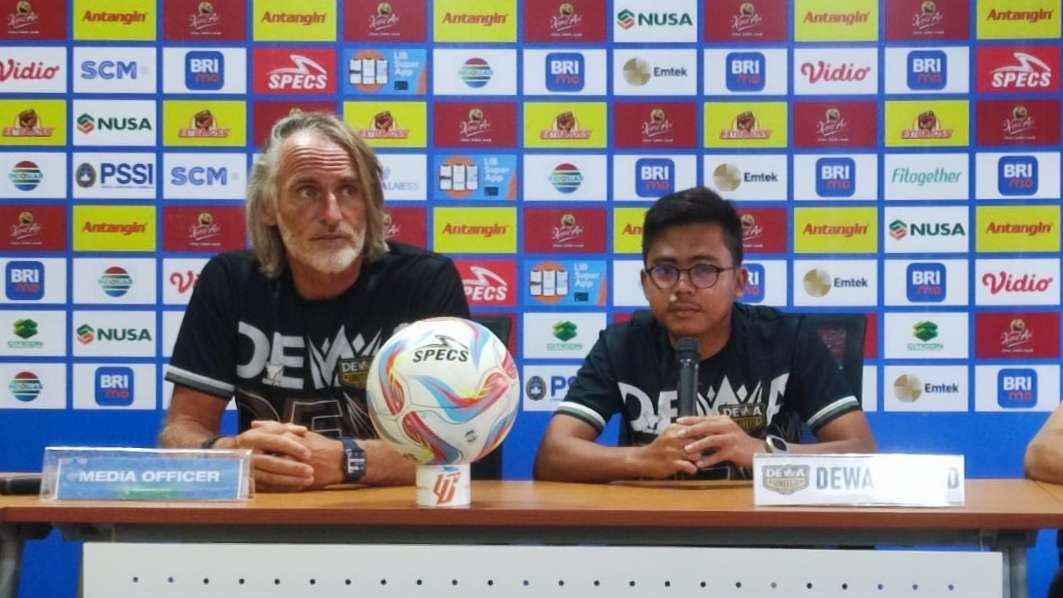Pelatih Dewa United, Jan Olde Riekerink (kiri) dalam pre match press conference di Surabaya, Senin 15 April 2024. (Foto: Fariz Yarbo/Ngopibareng.id)