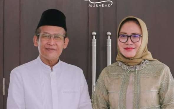 Prof Dr KH Muh Mukri, Ketua Pengurus Besar Nahdlatul Ulama (PBNU) yang juga Rektor UNU Blitar, dan istrinya. (Foto:dok/ngopibareng.id)