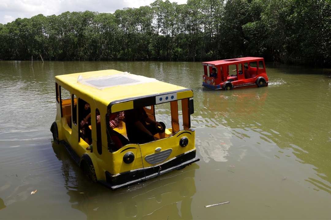 Wisata Romokalisari yang dibanjiri pengunjung saat libur Lebaran 2024 sehingga pedagang kebanjiran untung. (Foto: Humas Pemkot Surabaya)