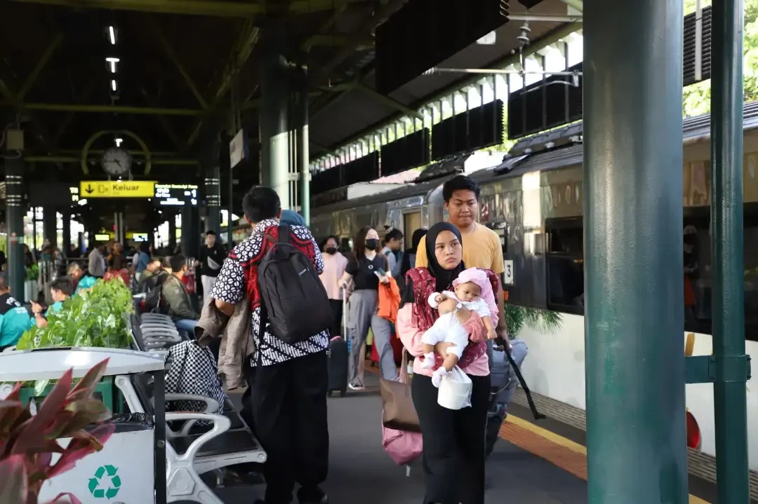 Para pemudik Tengah menuju ke kereta keberangkatan kereta api pada Lebaran 2024. (Foto: dok. ptkai)