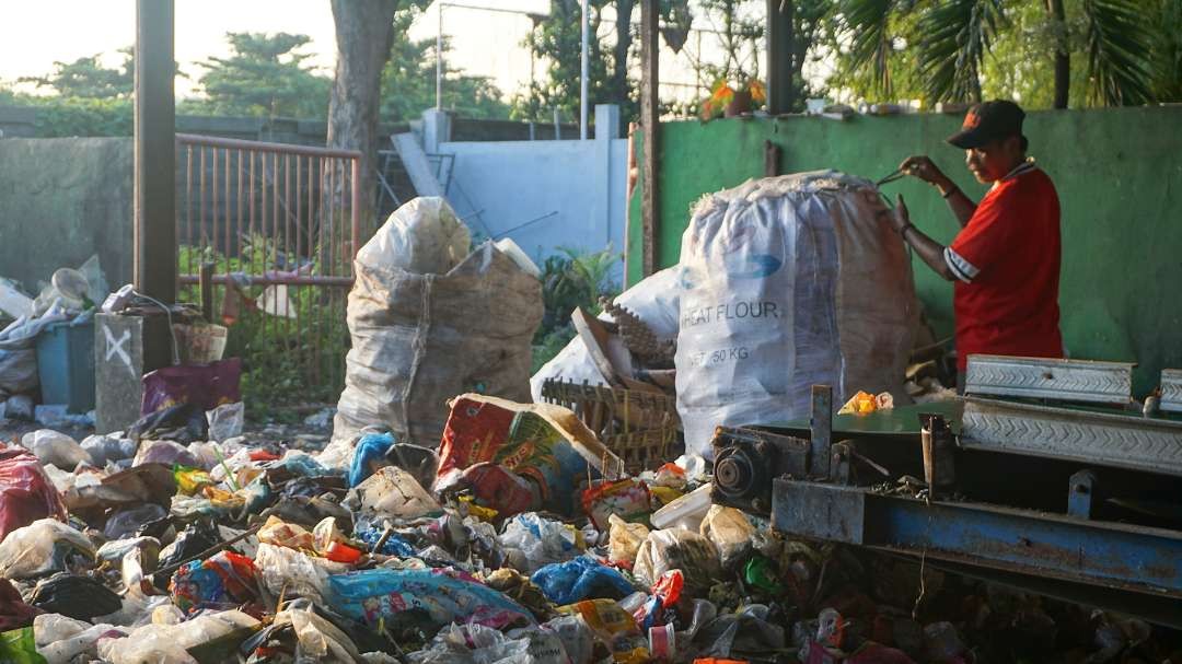 Timbunan sampah di TPS 3R Mekarsari Sidoarjo. (foto : Aini/Ngopibareng.id)