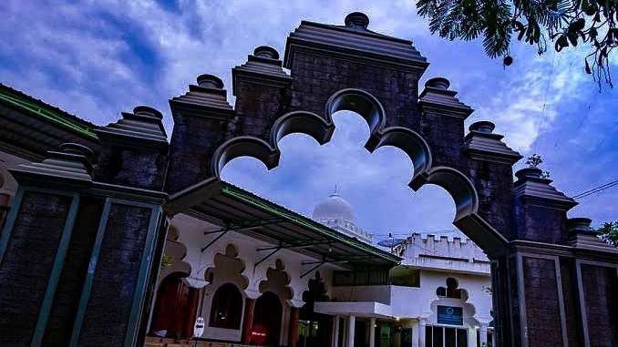 Pintu gerbang Masjid Rahmat Kembangkuning, Surabaya. Bersejarah dakwah Islam di Kota Pahlawan. (Foto:dok/ngopibareng.id)