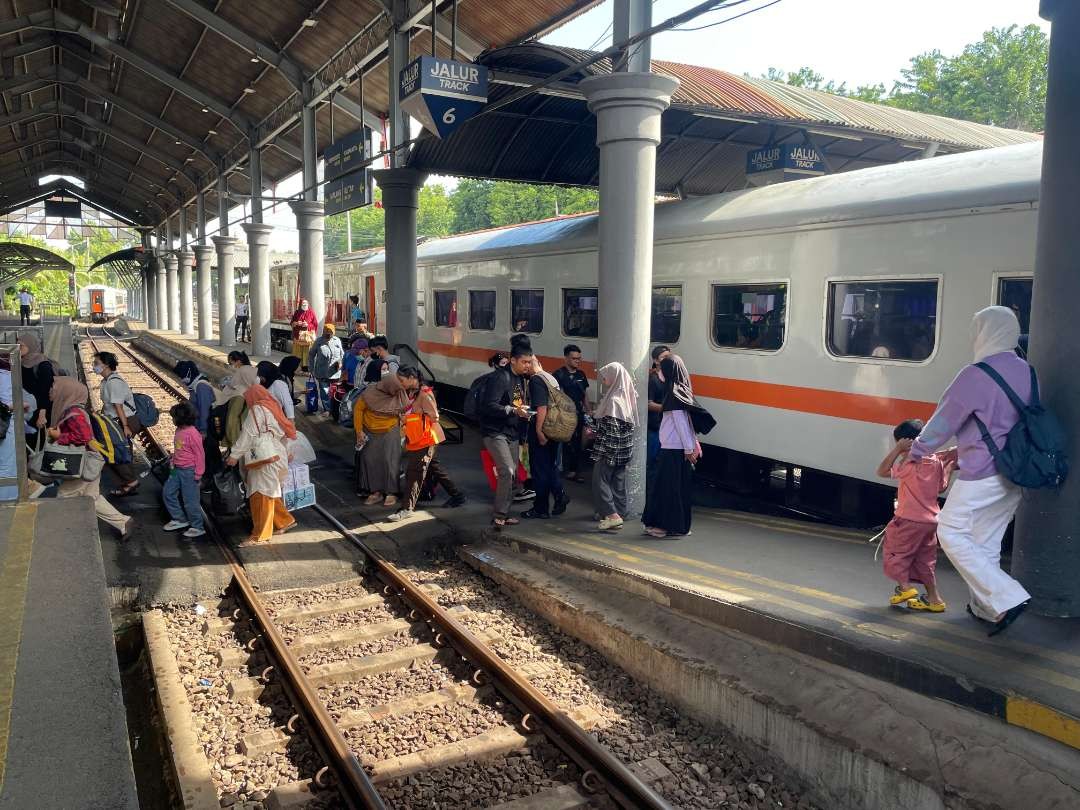 Suasana penumpang yang turun di Stasiun Gubeng Surabaya. (Foto: Humas Daop 8 Surabaya)