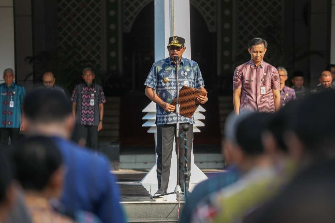 Penjabat (Pj) Gubernur Jawa Tengah, Nana Sudjana saat memimpin apel. Dia menyebut bahwa pelaksanaan mudik dan balik Lebaran 2024 di wilayahnya berjalan lancar.  (Foto: Pemprov Jawa Tenga)