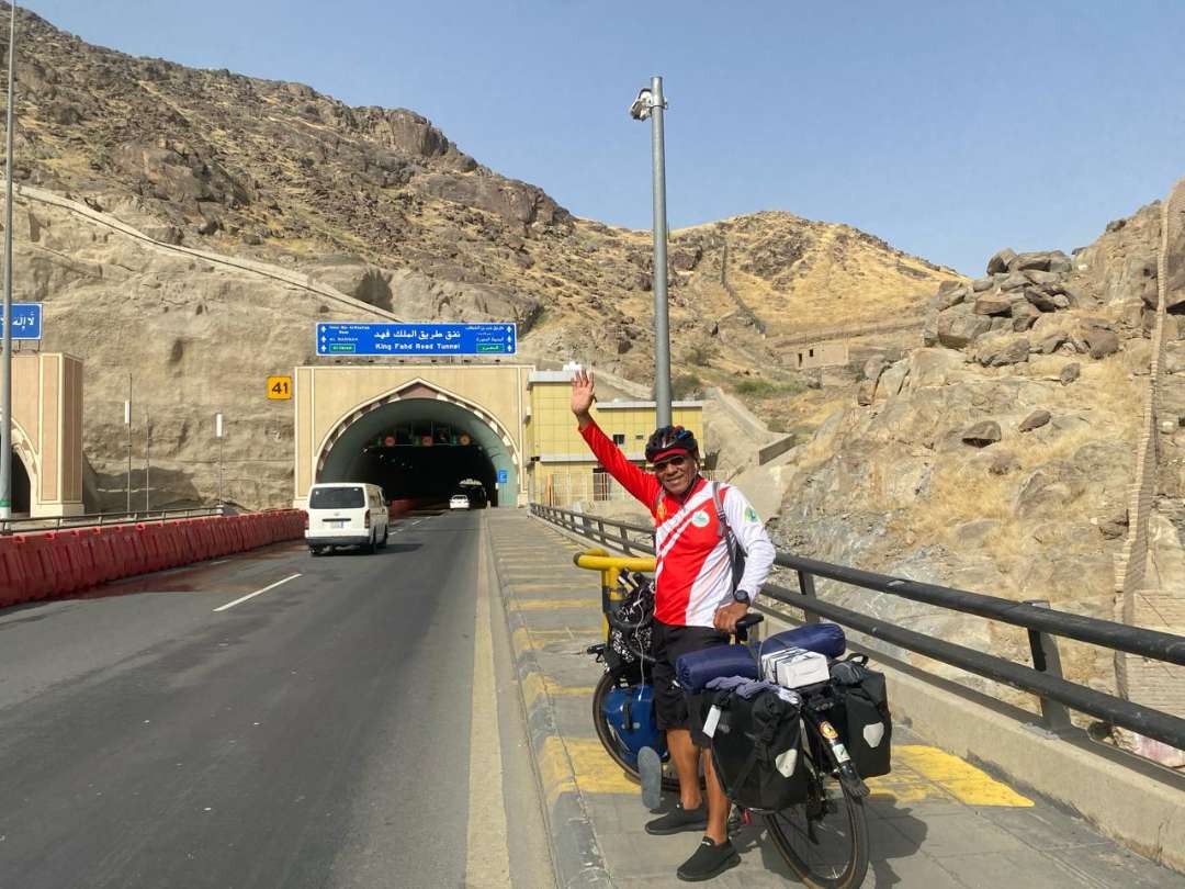 Opa Sugai bersepeda empat bulan dari Sidoarjo menuju Mekkah. (Foto: Istimewa)