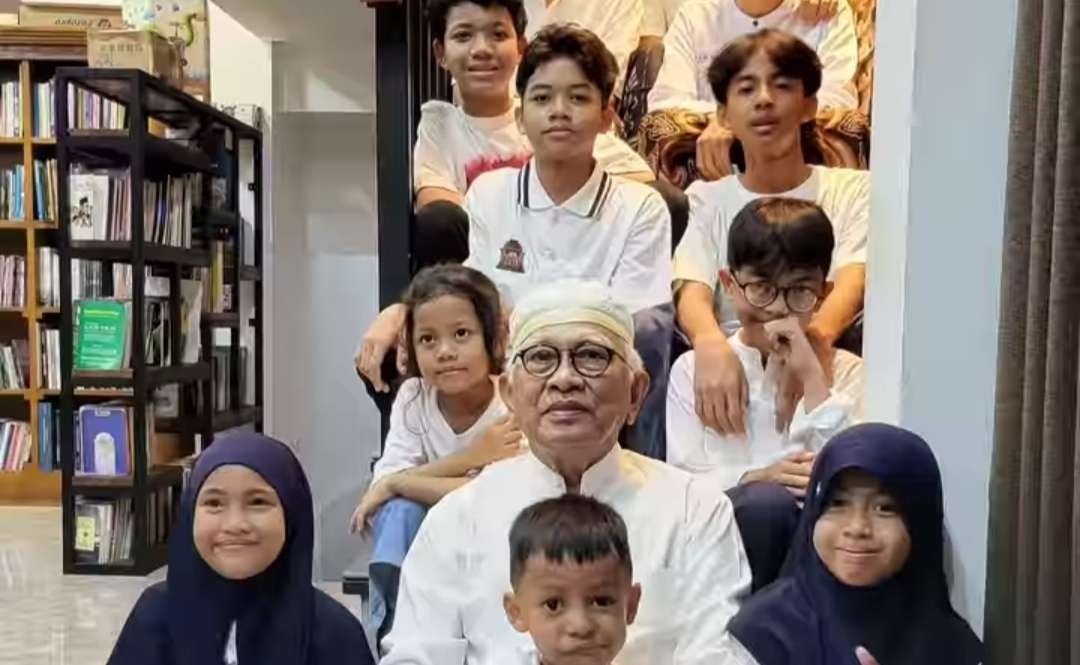 KH Ahmad Mustofa Bisri (Gus Mus) bersama para cucunya di Pesantren Raudlatul Thalibiin, Leteh, Rembang, Jawa Tengah. (Foto:dok/ngopibareng.id)
