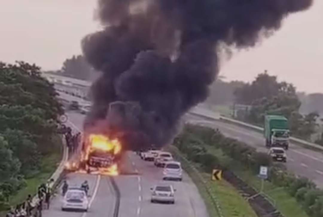 Bus Pahala Kencana Terbakar Hebat di Tol Jomo. (Foto: Tangkapan layar video amatir warga)