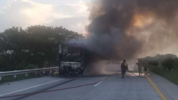 Bus Pahala Kencana terbakar di ruas Tol Jombang - Mojokerto KM 705 A, Rabu 17 April 2024 pagi. (Foto: IstImewa)