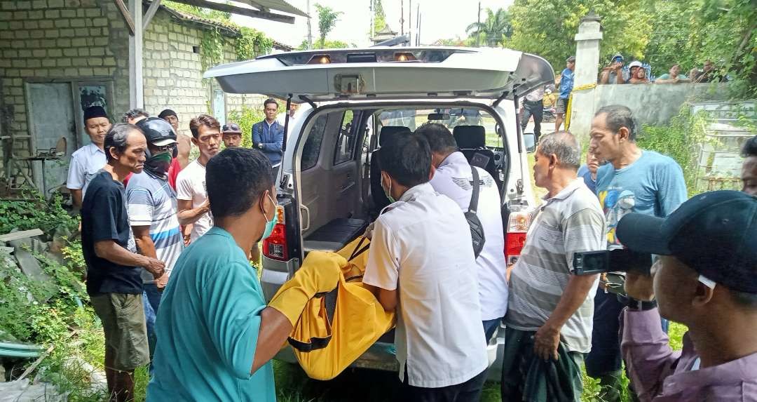 Petugas melakukan evakuasi mayat korban untuk dibawa ke RS terdekat (Khoirul Huda/Ngopibareng.id)