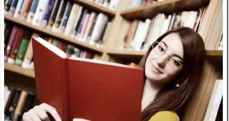 Membaca yang membahagiakan karena akrab dengan ilmu. (Ilustrasi)