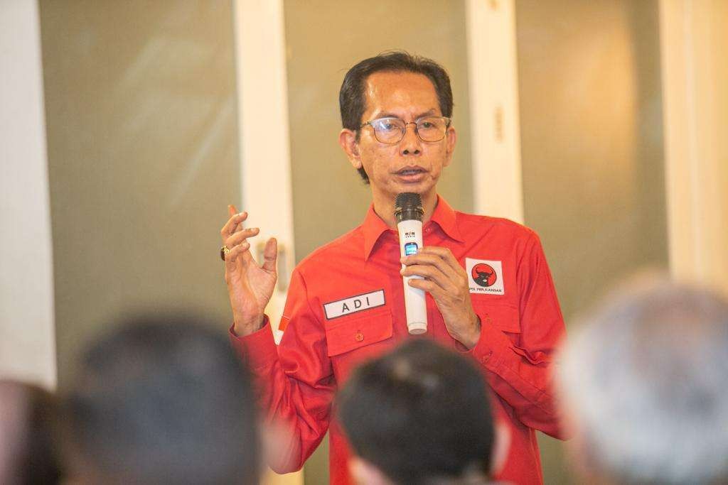 Ketua DPC PDI Perjuangan Kota Surabaya, Adi Sutarwijono. (Foto: Julianus Palermo/Ngopibareng.id)