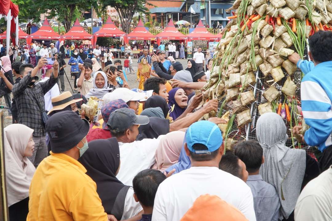 Masyarakat berebut gunungan ketupat di arena Festival Kupatan Lamongan 2024. (Foto: Istimewa)