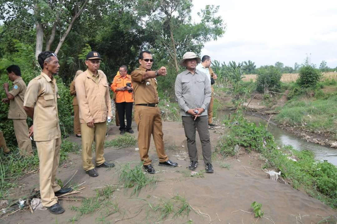 Pj Walikota, Nurkholis dan TRC Tanggap Bencana Darurat Jatim mengecek lokasi rawan banjir di Sungai Kedunggaleng. (Foto: Dinas Kominfo Kota Probolinggo)