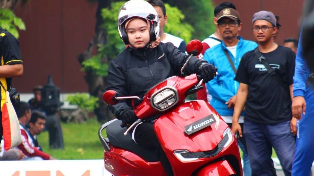 Di era modern ini, pemandangan perempuan mengendarai sepeda motor di jalanan sudah lumrah. Bahkan, sepeda motor simbol kemandirian dan kebebasan. (Foto: MPM)