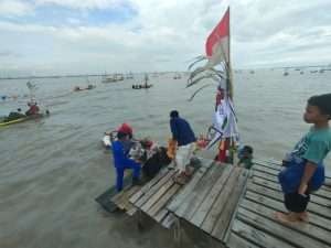 Lebaran Ketupat yang dirayakan warga pesisir Pantai di Kabupaten Bangkalan di tengah laut Selat Madura pada Rabu 17 April 2024. (Foto: dok. polres bangkalan)