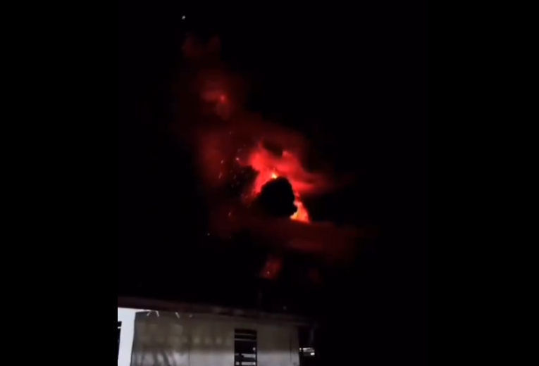 Gunung Ruang meletus pada Rabu 17 April 2024. Videonya viral di media sosial. (Foto: Twitter)