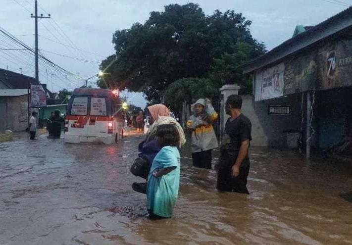 Genangan air di musim hujan menjadi media penularan penyakit leptospirosis. (Foto: Ikhsan Mahmudi/Ngopibareng.id)