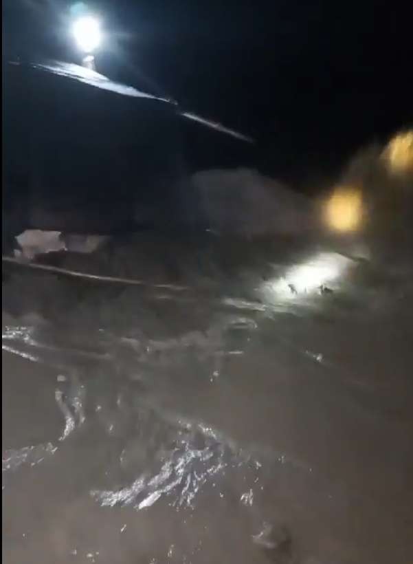 Banjir lahar hujan Gunung Semeru terjang Jembatan Gondoruso Lumajang, Kamis 18 April 2024 malam. (Foto: X @infomitigasi)