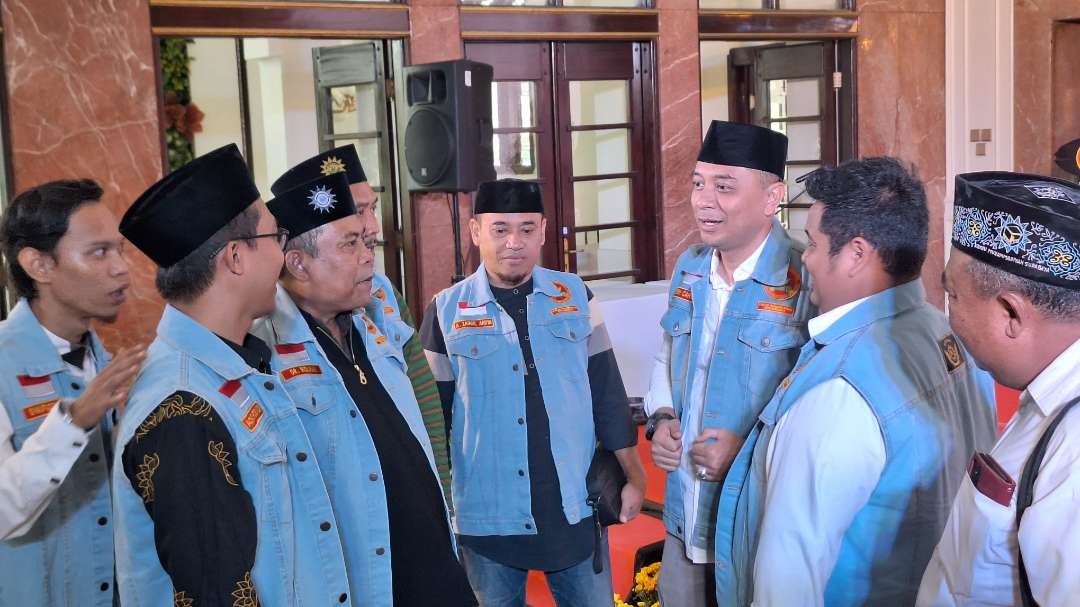 Walikota Surabaya Eri Cahyadi (tiga dari kanan), saat menghadiri acara pelantikan pengurus IPM Muhammadiyah Kota Surabaya. (Foto: Julianus Palermo/Ngopibareng.id)