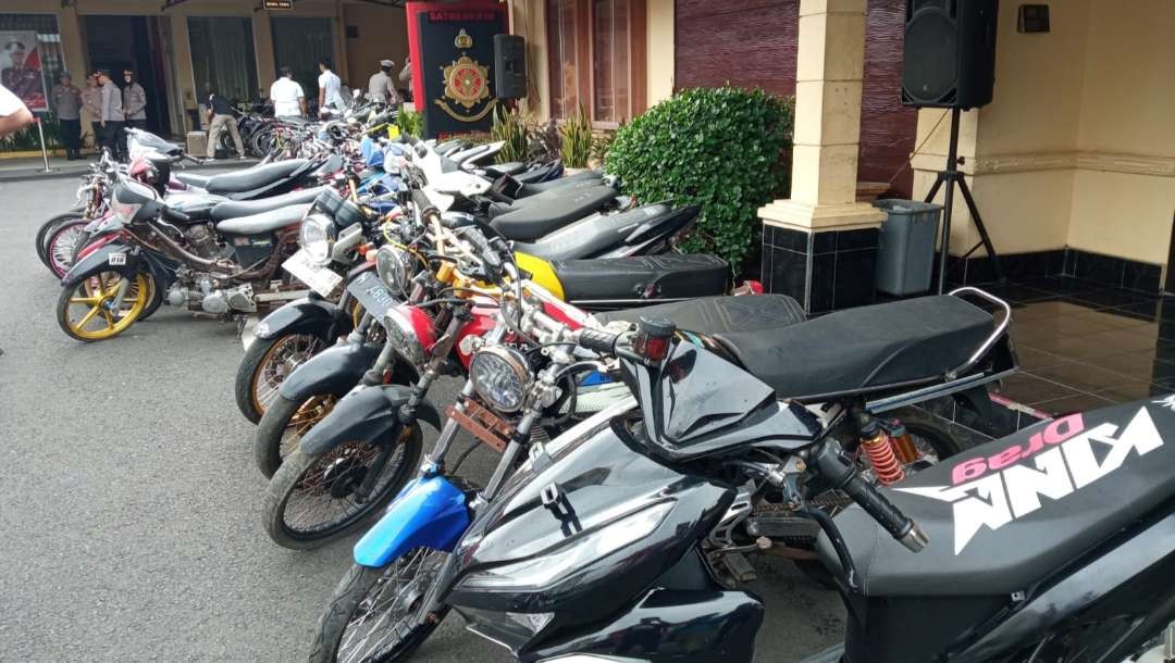 Sebanyak 25 motor modifikasi yang dipakai balap liar di Jember disita polisi (Foto: Rusdi/Ngopibareng.id)