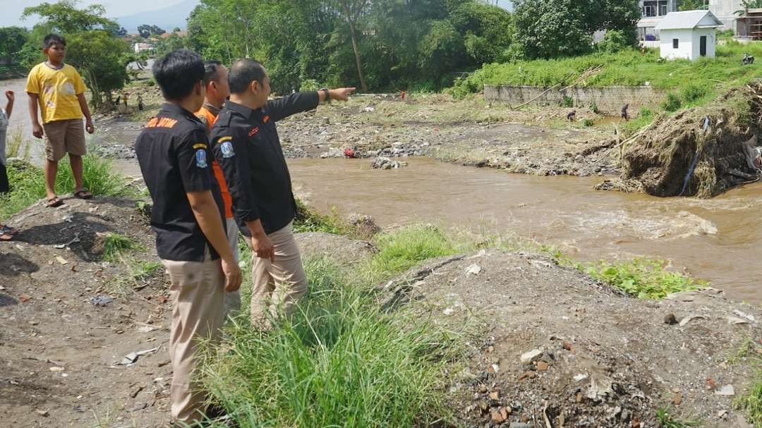 Badan Penanggulangan Bencana Daerah (BPBD) Jatim saat melakukan pengecekan dampak banjir lahar dingin di Lumajang. (Foto: Istimewa)
