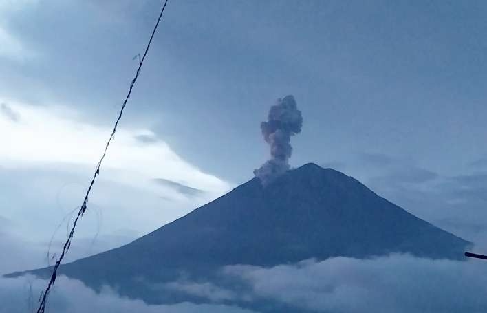 Gunung Semeru menunjukkan aktivitas vulkanik berupa erupsi. Sepanjang hari Sabtu, 20 April 2024 pagi hingga sore ini tercatat dua kali erupsi. (Foto: PVMBG)