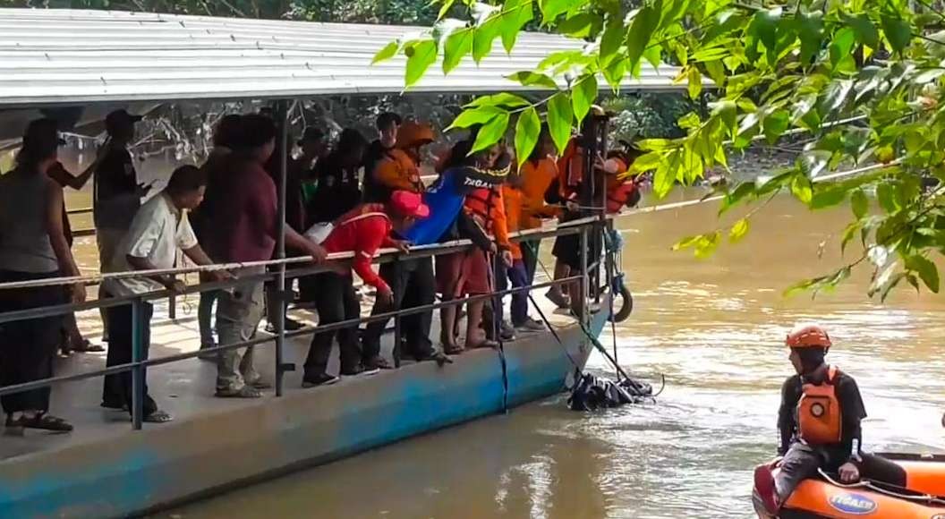 Tim SAR gabungan melakukan pencarian di Sungai Brantas, Sidoarjo-Gresik. (Foto: Aini Arifin/Ngopibareng.id)