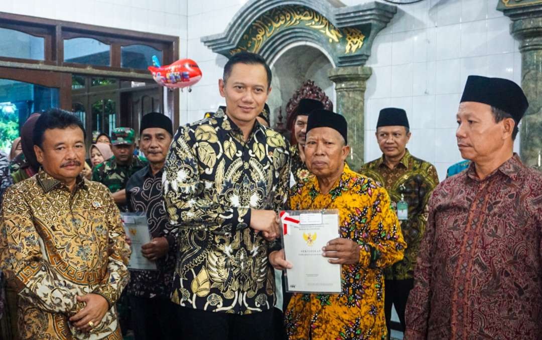 Menteri AHY saat serahkan sertifikat Waqaf Masjid di Sidoarjo (foto :Aini/Ngopibareng.id)