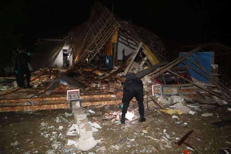 Mercon meledak di sebuah rumah di Desa Sembilangan, Kecamatan/Kabupaten Bangkalan, pada Jumat malam 19 April 2024. (Foto: dok polri)