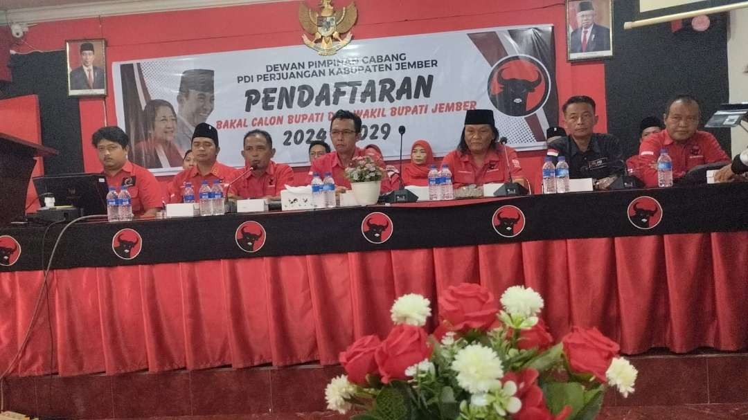 PDIP Jember menggelar konferensi pers, terkait penjaringan bacabup-bacawabup Jember, Jawa Timur. (Foto: Rusdi/Ngopibareng.id)