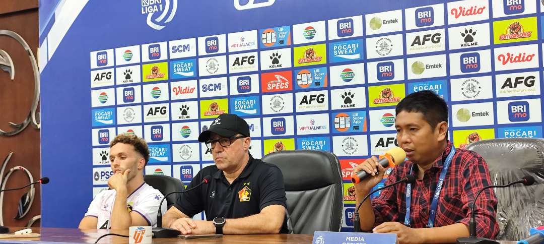 Pelatih Persik Kediri Marcelo Rospide dalam sesi konferensi pers pra-pertandingan, Sabtu, 20 April 2024. (Foto: Fendi Lesmana/Ngopibareng.id)