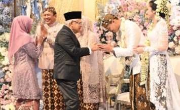 Wapres Ma'ruf Amin didampingi istri, Wury, menyampaikan ucapan selamat kepada mempelai pengantin. (Foto: Setwapres)