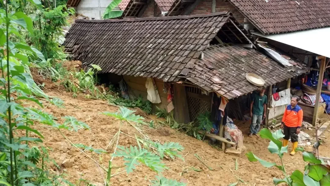 Sedikitnya 12 rumah yang dihuni 12 KK atau 35 jiwa di Kabupaten Trenggalek, Jawa Timur rusak akibat tertimbun material longsor. (Foto: Ant)