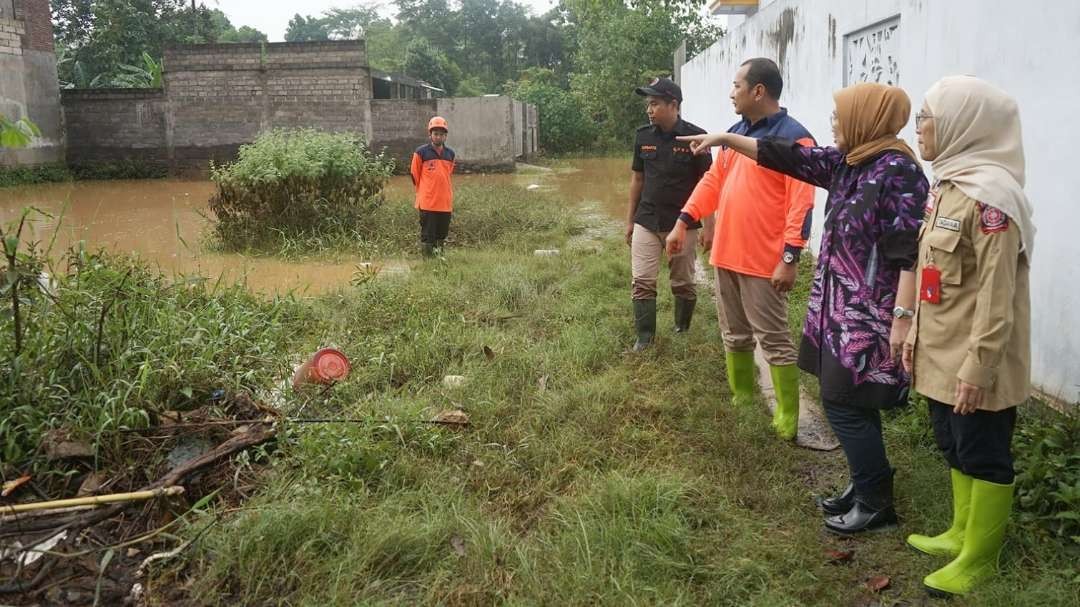 Petugas Badan Penanggulangan Bencana Daerah (BPBD) Jatim dengan Pj Bupati Lumajang melakukan peninjauan lokasi banjir lahar dingin. (Foto: Istimewa)