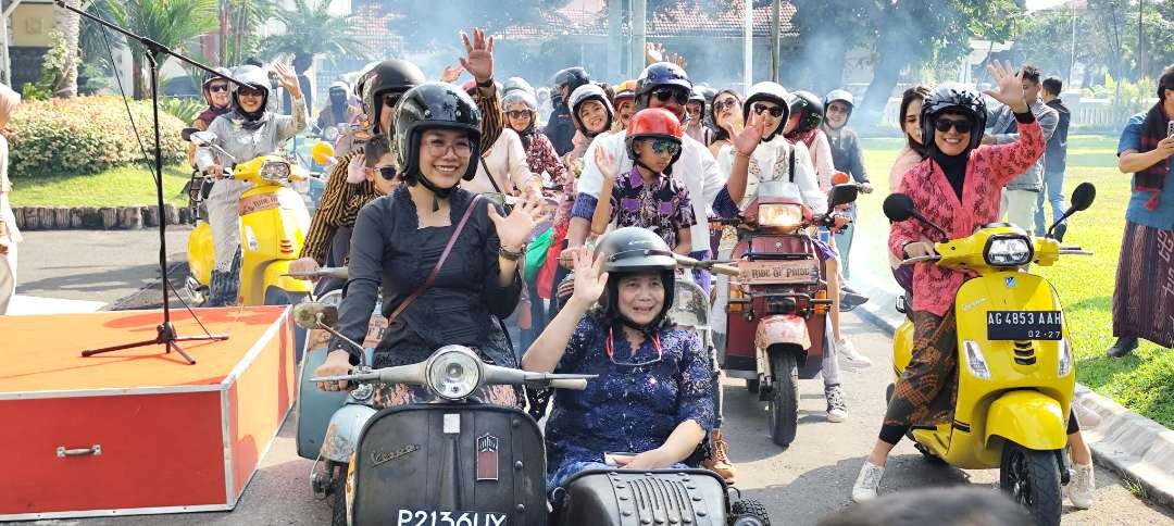 Pj Walikota Kediri Zanariah naik vespa berkeliling Kota Kediri pakai baju tradisional kebaya (Foto: Fendi Lesmana/ngopibareng.id)