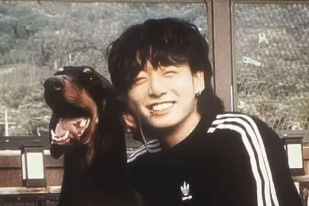 Jungkook BTS dan anjing peliharaannya, Bam. (Foto: Instagram)