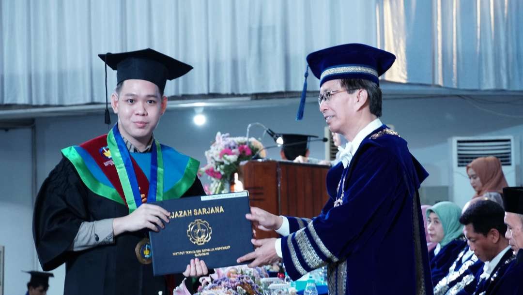Mahasiswa ITS, Benedictus Kenny Tjahjono lulus dengan IPK terbaik dalam wisuda ke 129. (Foto: Humas ITS)