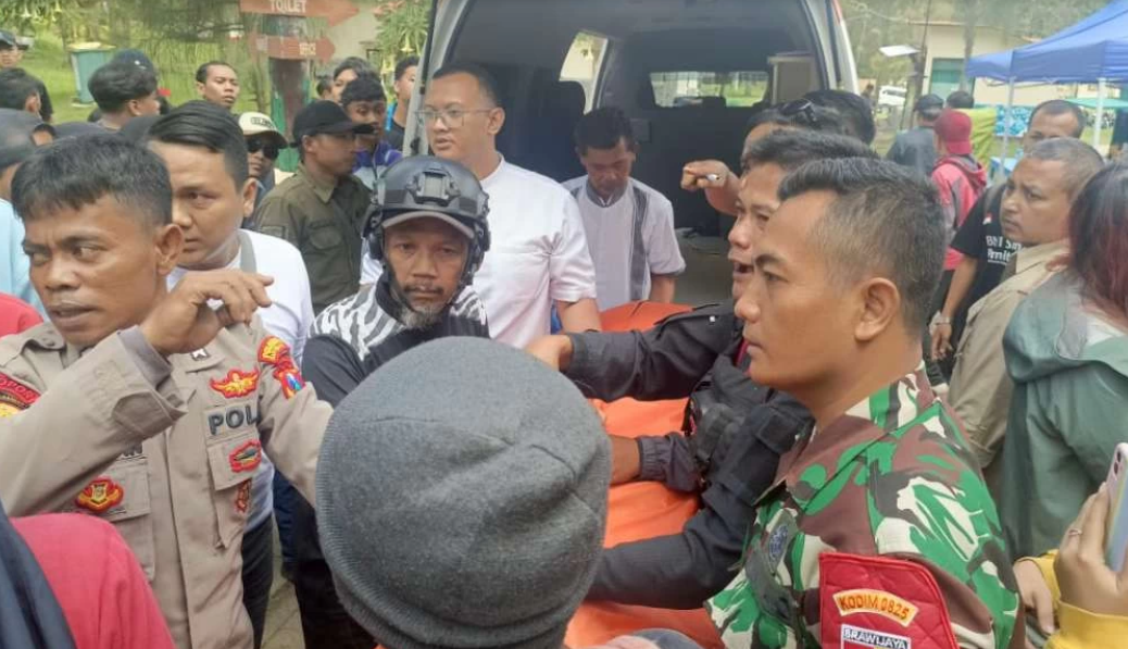 Wisatawan perempuan asal China, berinisial HL, 31 Tahun, meninggal terjatuh di jurang sedalam 75 meter, saat berkunjung di Kawah Ijen, Sabtu 20 April 2024. Proses evakuasi jenazah memakan waktu sekitar 2 jam. (Foto: Ist)