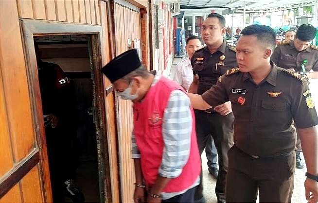 Akhmad, mantan Kades Wringinanom Kecamatan Panarukan, tersangka dugaan korupsi DD 2019 dijebloskan Rutan Situbondo. (Foto: Humas Kejari Situbondo)
