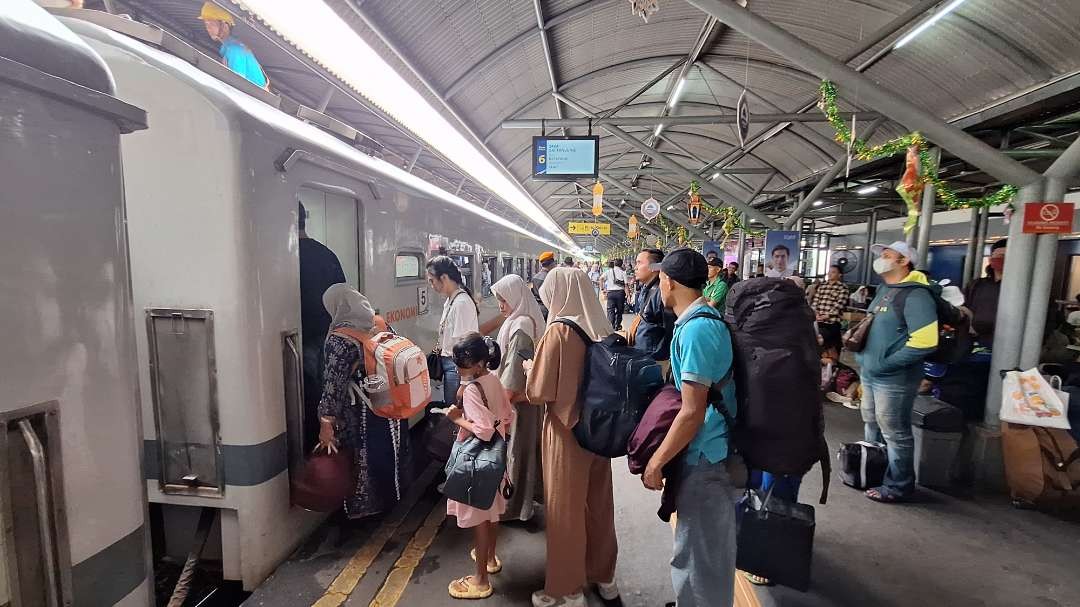 Suasana arus mudik di Stasiun Surabaya Gubeng, pada masa Angkutan Lebaran 2024. (Foto: Julianus Palermo/Ngopibareng.id)