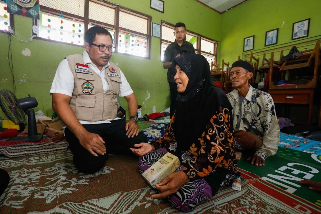 Pj Gubernur Jawa Tengah saat berbincang dengan korban banjir. (Foto: Pemprov Jateng)