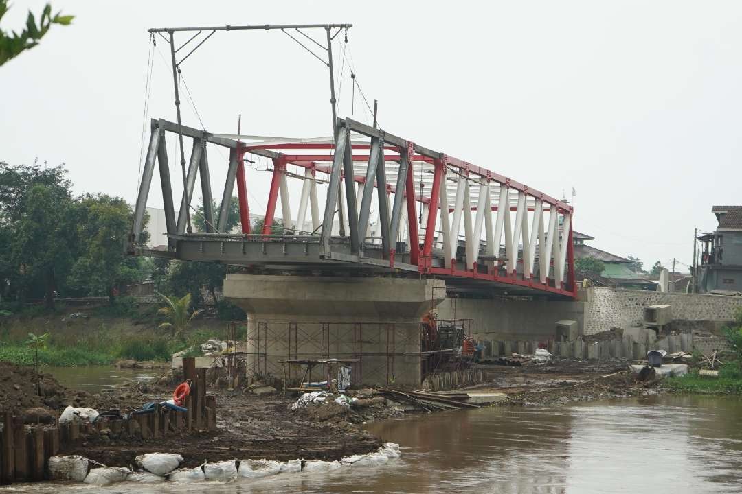Pembangunan Jembatan Jongbiru untuk menunjang akses menuju Bandara Internasional Dhoho Kediri terus dikebut (Foto: Fendhy Lesmana/ngopibareng.id)