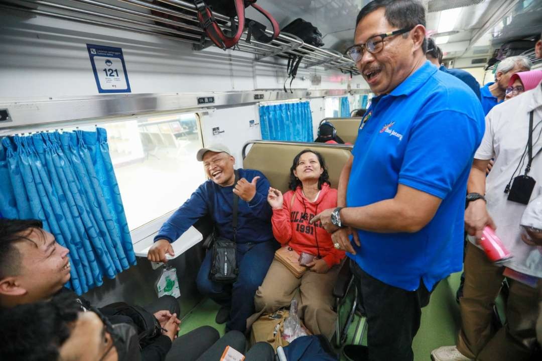 Pj Gubernur Jawa Tengah saat menyapa pemudik gratis dengan kereta api. (Foto: Pemprov Jawa Tengah)