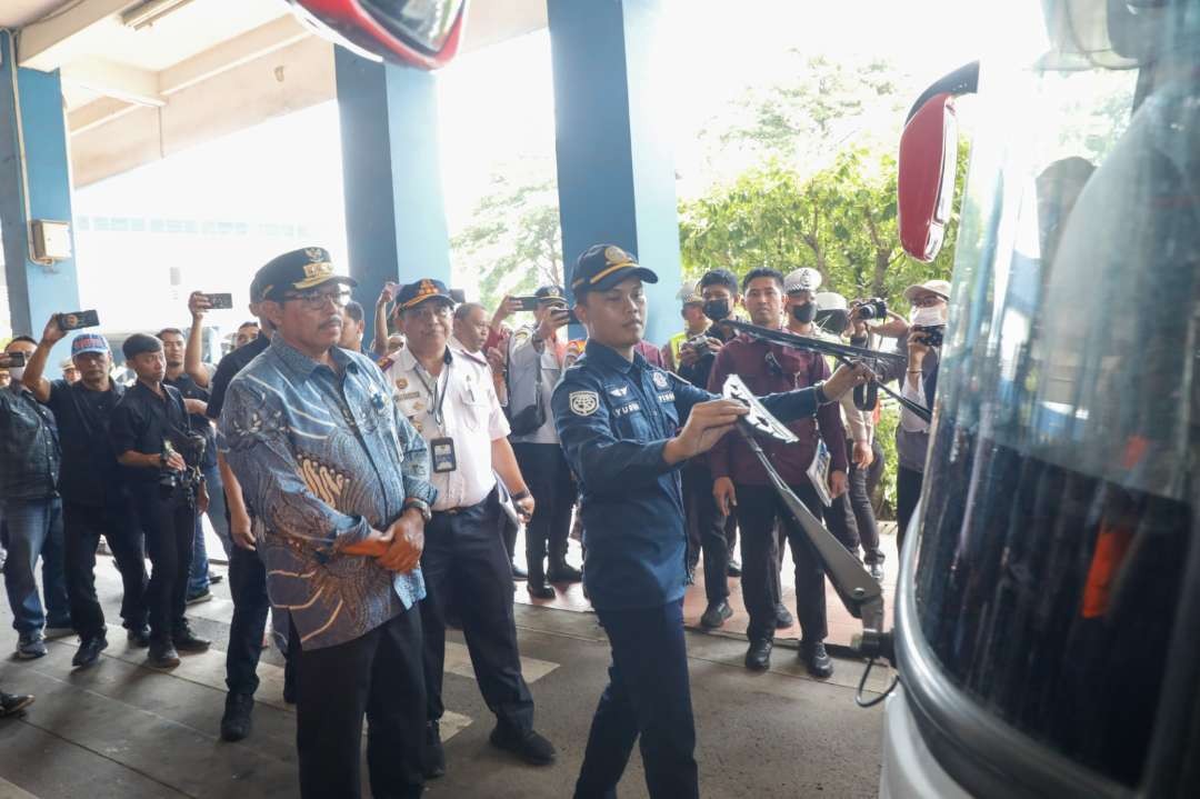 Pj Gubernur Jawa Tengah saat berada di Terminal Tirtonadi Solo. (Foto: Pemprov Jawa Tengah)