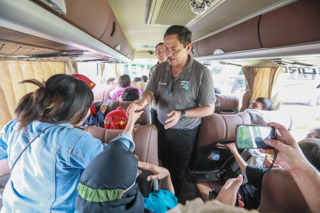 Pj Gubernur Jawa Tengah saat menyapa pemudik dalam bus. (Foto: Pemprov Jateng)