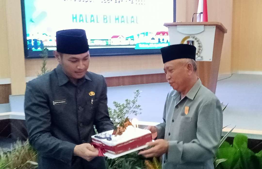Ketua DPD Partai Golkar memberikan kue ulang tahun kepada Ketua DPC PKB Kabupaten Tuban (Foto: Khoirul Huda/Ngopibareng.id)